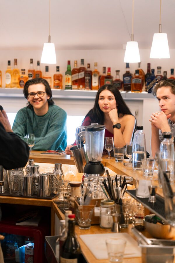 Teilnehmer beobachten die Arbeit an der Schulungsbar