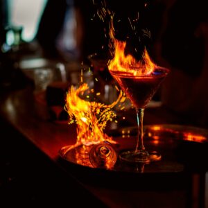 Flambierter Cocktail mit Feuer-Effekt Flambierter Cocktail mit Feuer-Effekt
