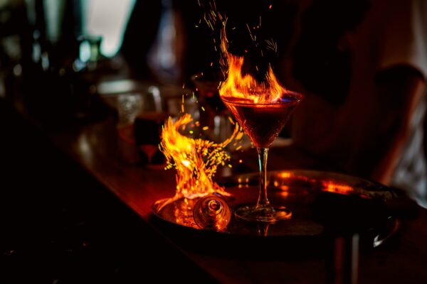 Flambierter Cocktail mit Feuer-Effekt