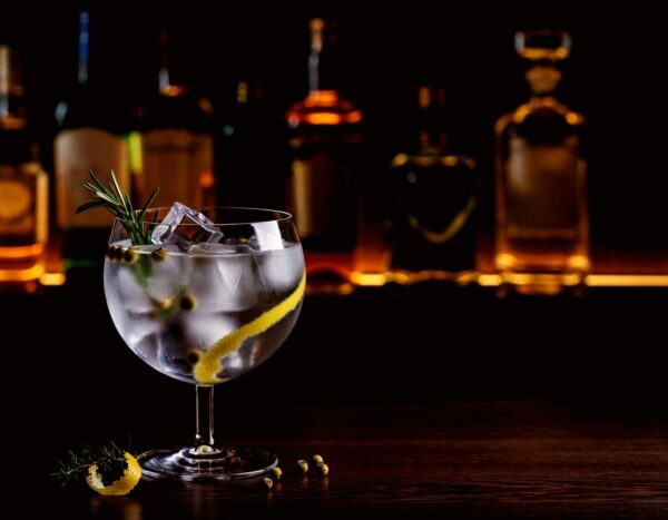 Gin Tonic an der Bar