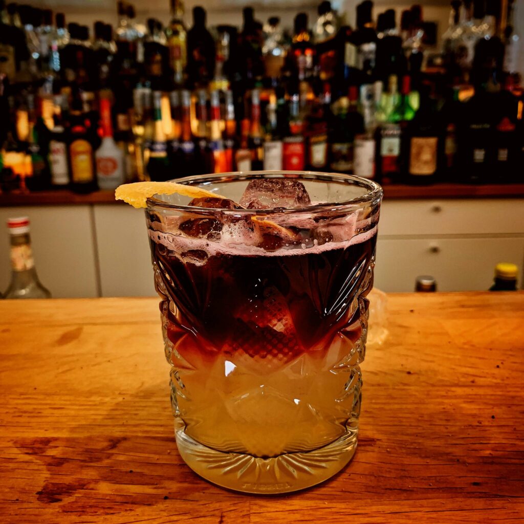 Roter Cocktail im Tumbler an der Bar