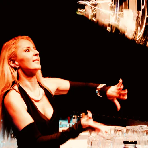 Liane beim Flairtending an der Bar