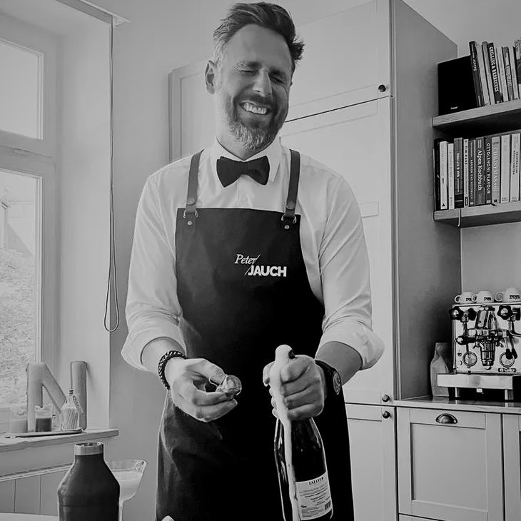 Peter Jauch öffnet eine Champagnerflasche beim Champagner Tasting in Zürich